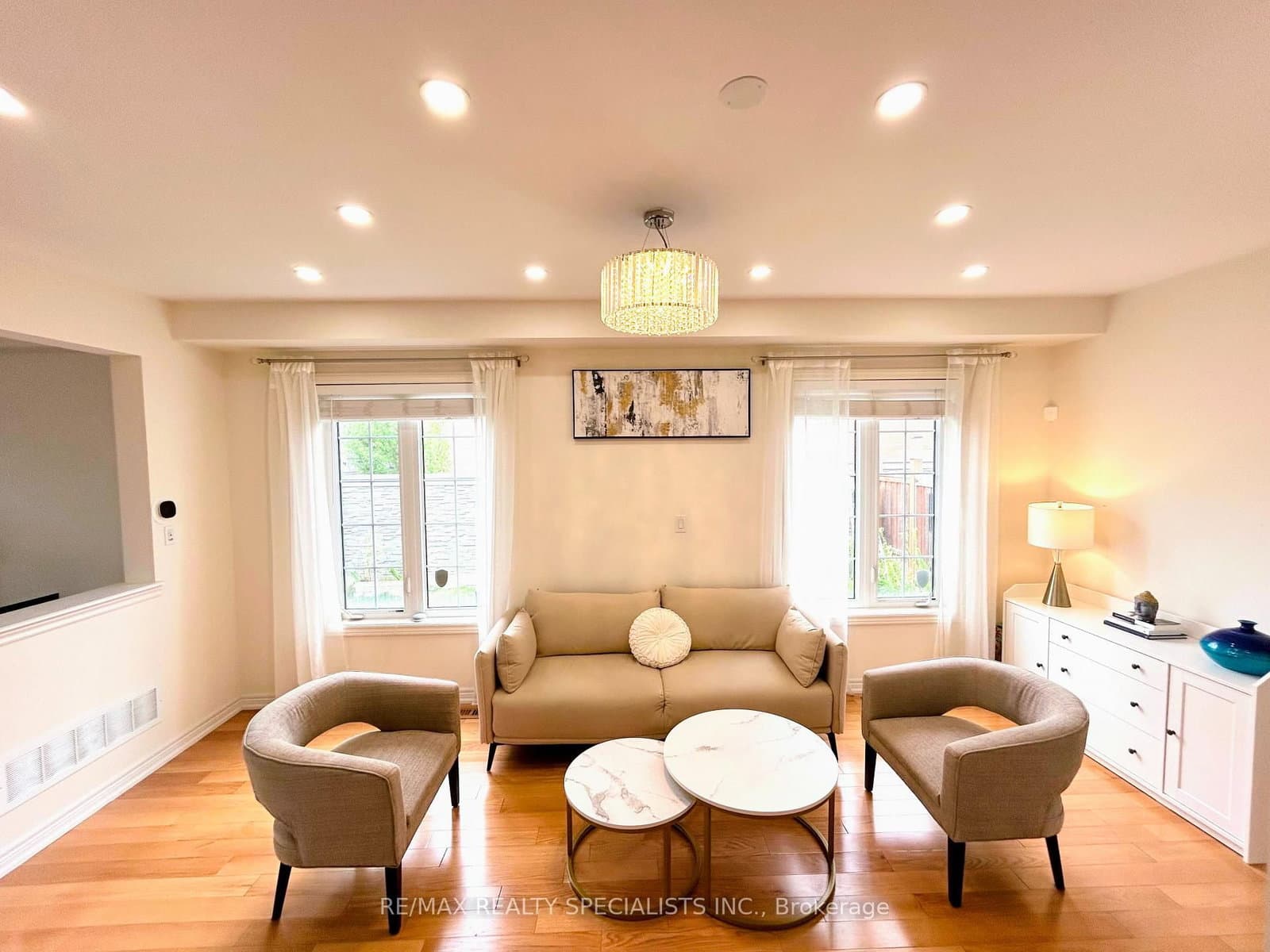 55 Dufay Road thumbnail 4