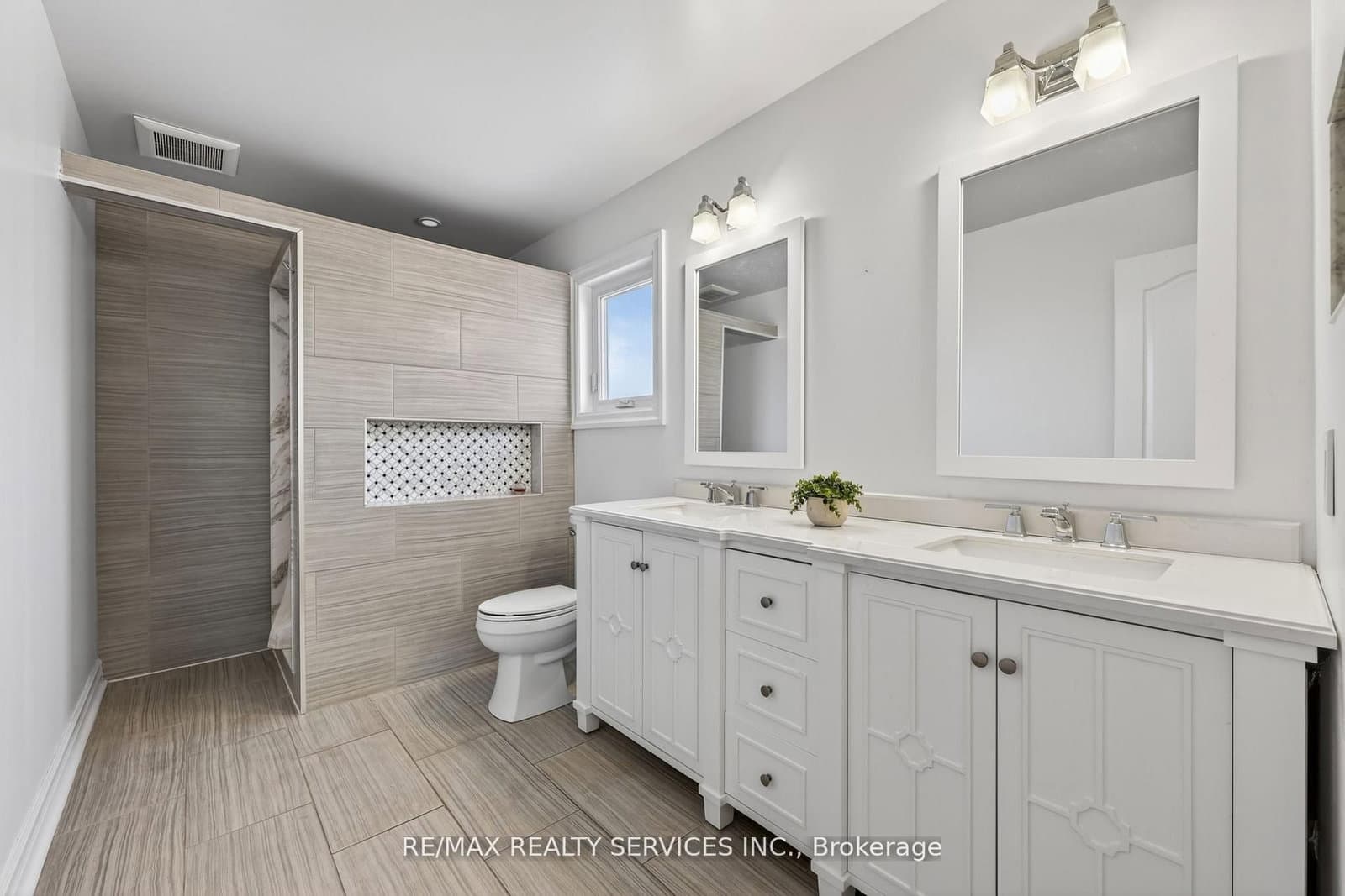 150 Royal Valley Drive thumbnail 23