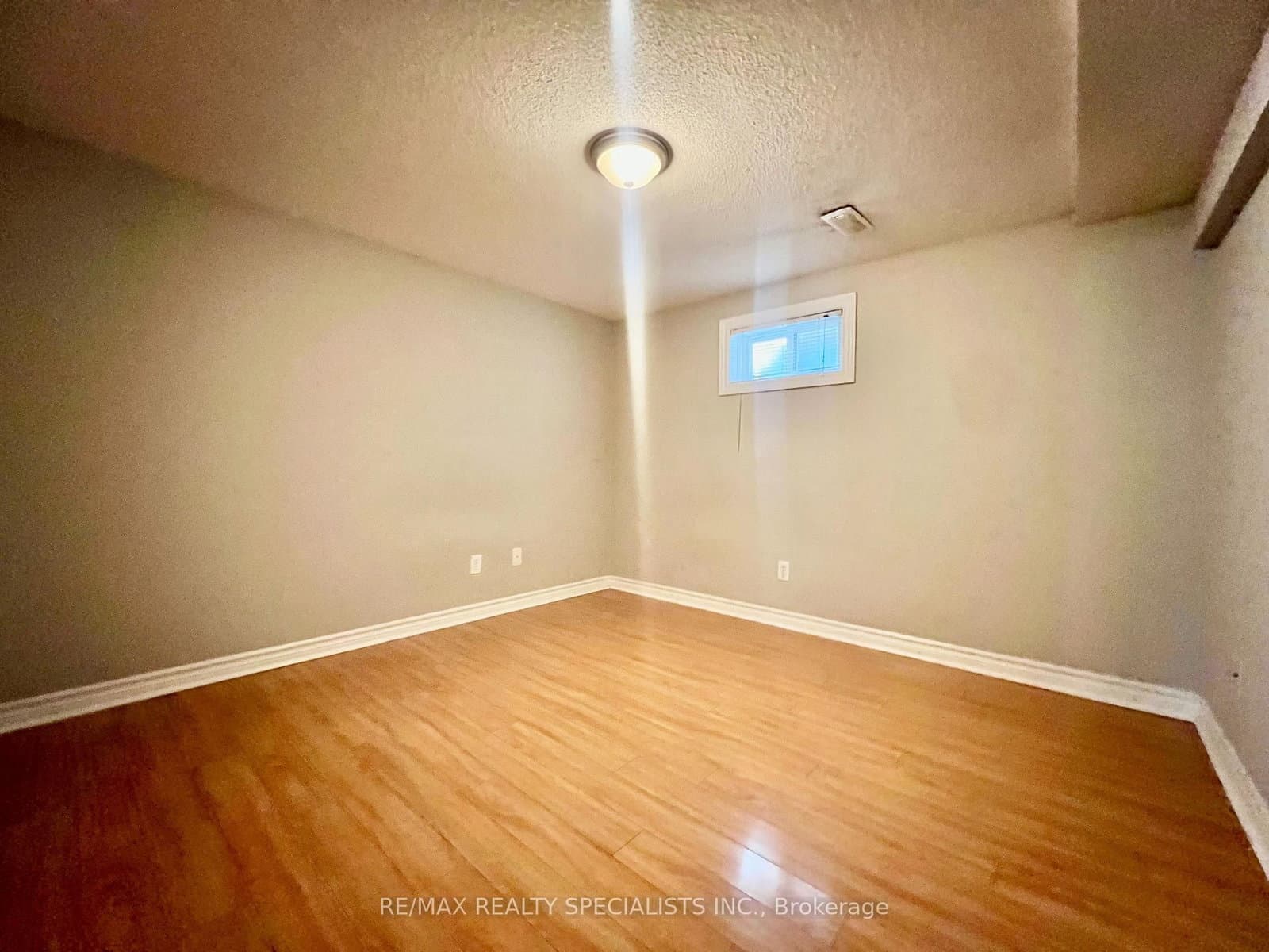 1763 Sandgate Crescent, Unit Lower thumbnail 12