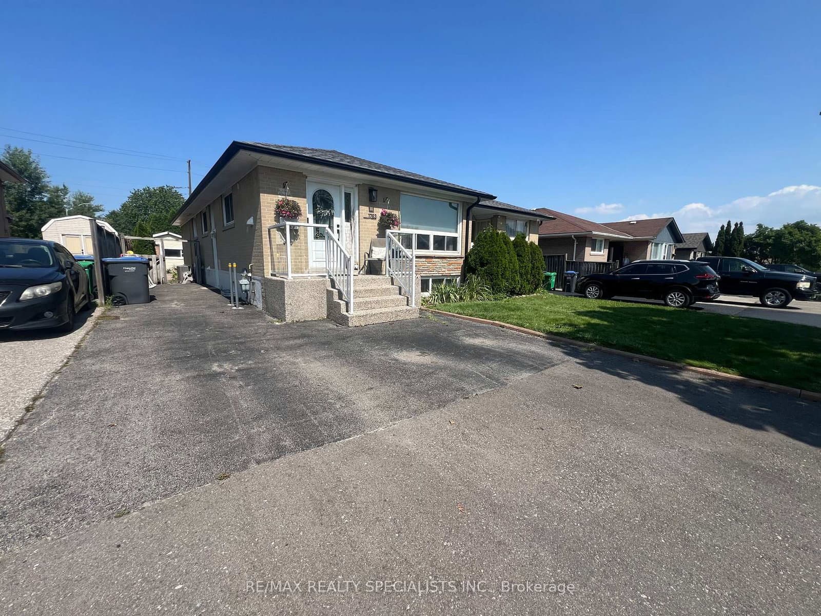 1763 Sandgate Crescent, Unit Lower thumbnail 2