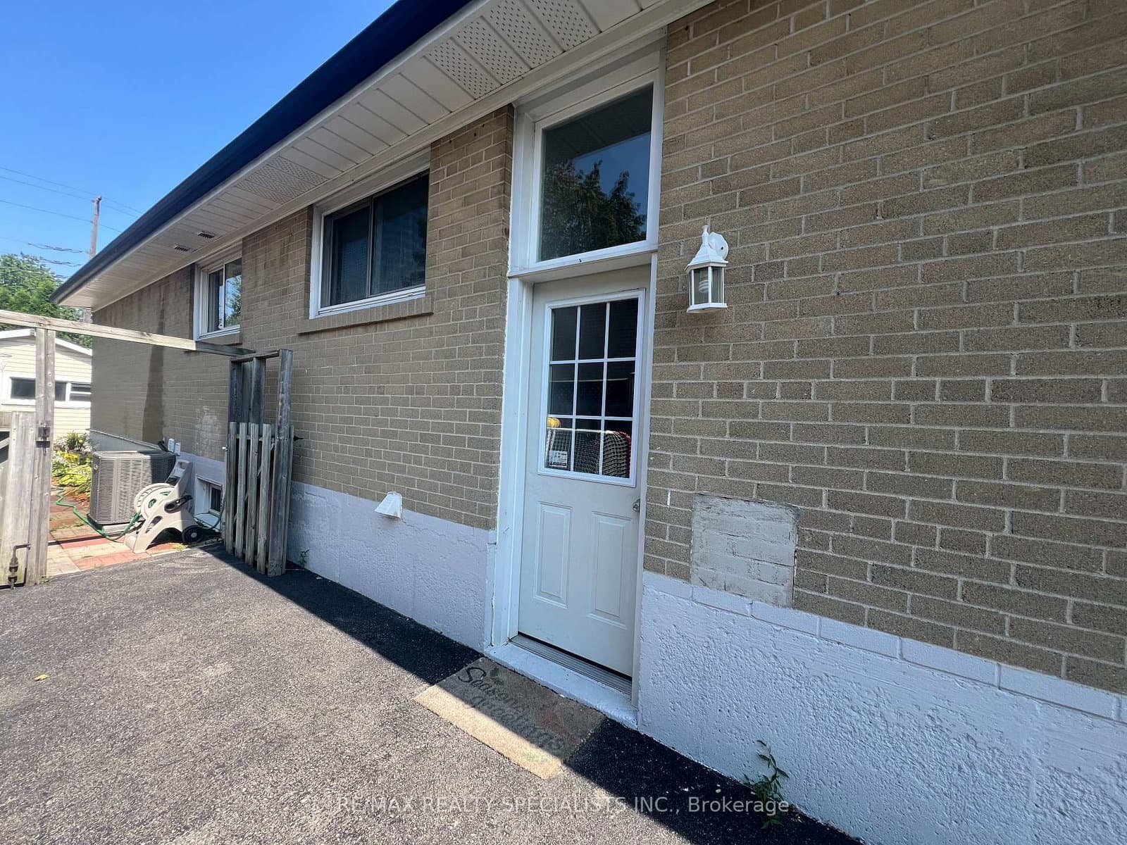 1763 Sandgate Crescent, Unit Lower thumbnail 3