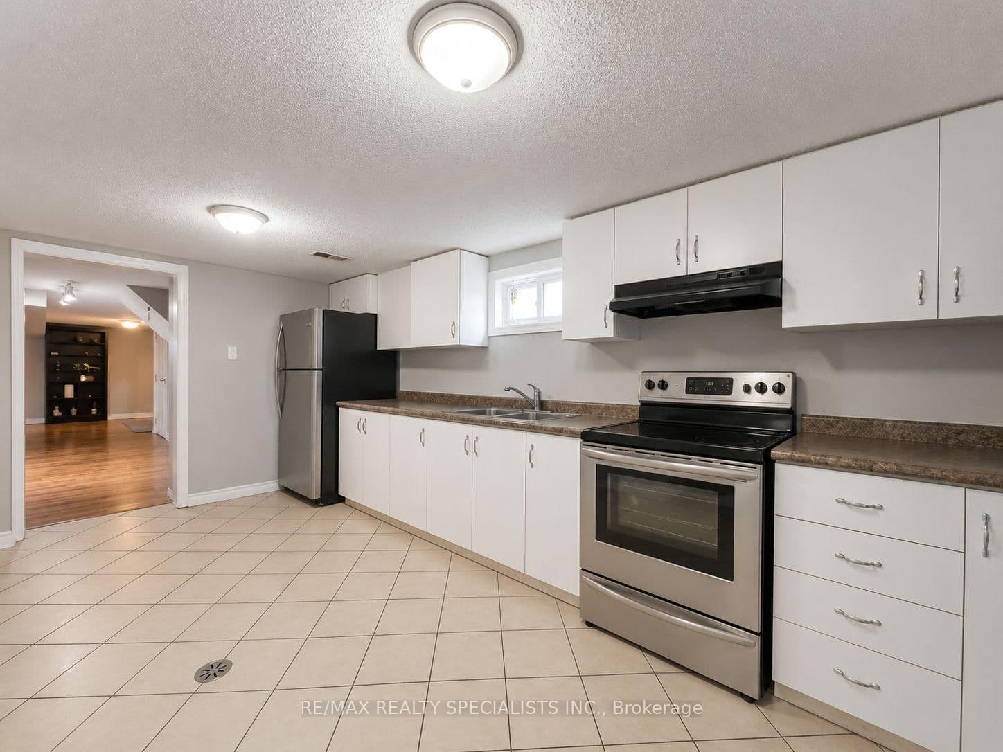 1763 Sandgate Crescent, Unit Lower thumbnail 5