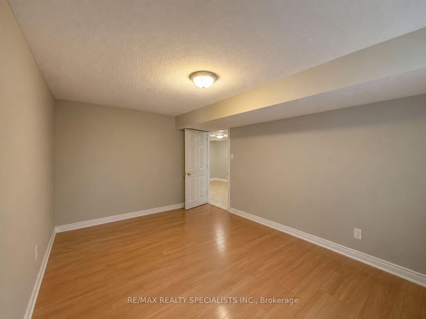 1763 Sandgate Crescent, Unit Lower thumbnail 6
