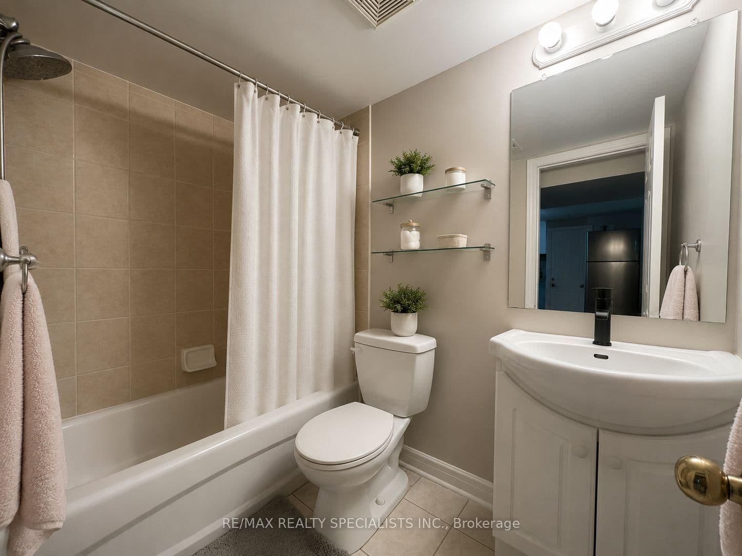 1763 Sandgate Crescent, Unit Lower thumbnail 7