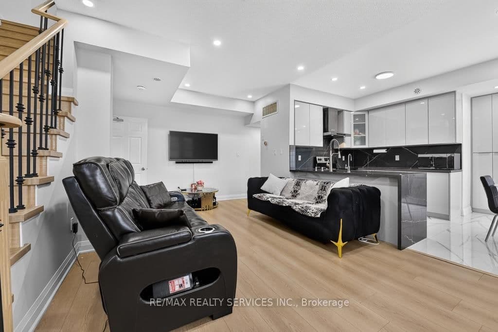 180 Howden Boulevard, Unit 15 thumbnail 7