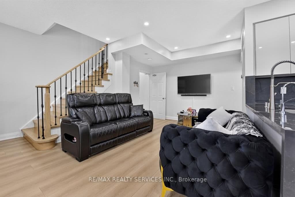 180 Howden Boulevard, Unit 15 thumbnail 8