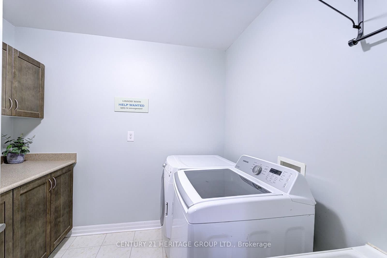 1406 Marshall Crescent thumbnail 32