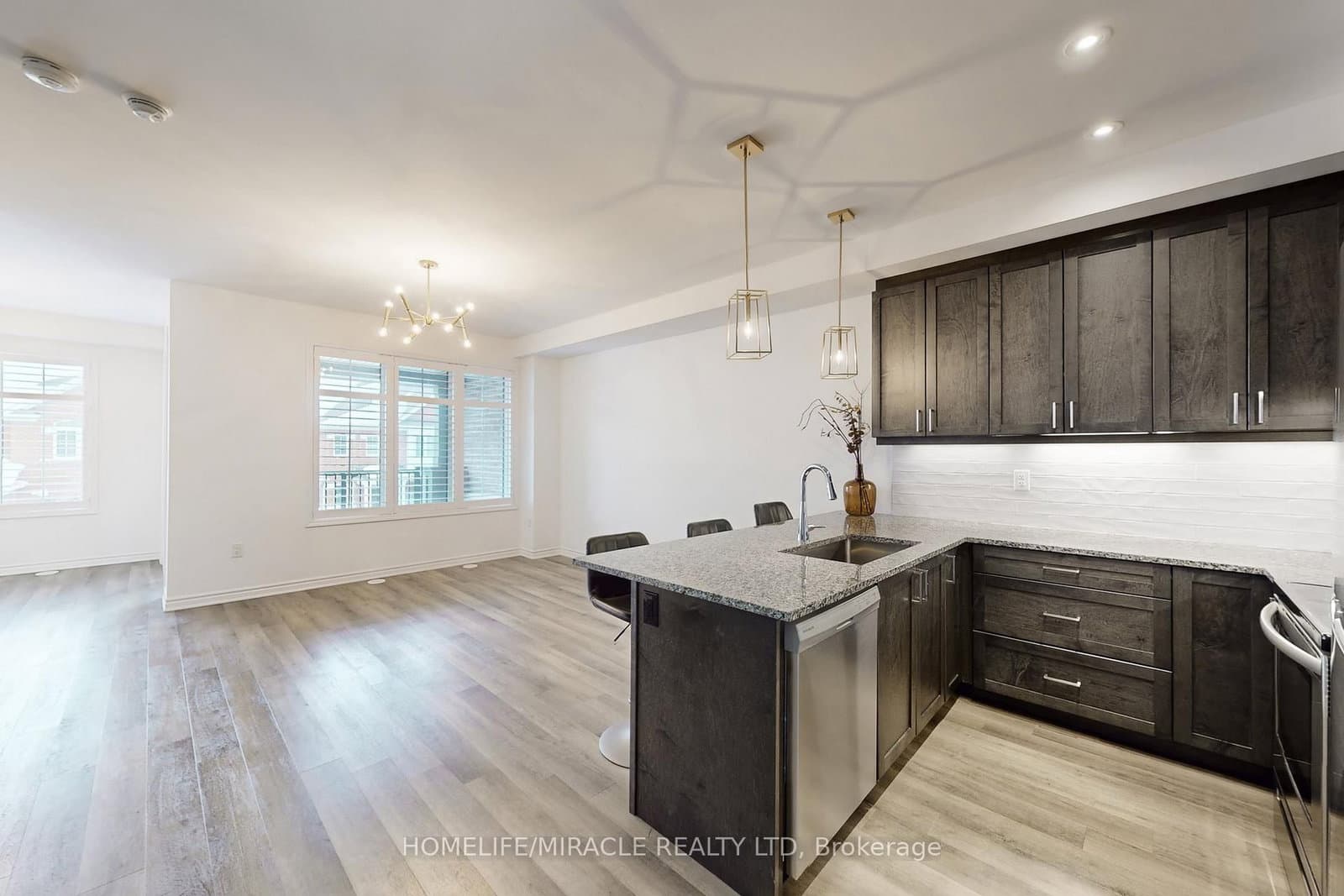 1587 Moira Crescent thumbnail 13