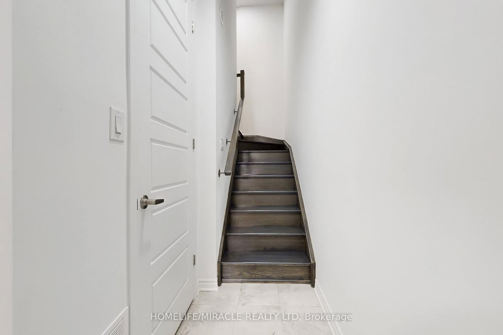 1587 Moira Crescent thumbnail 6