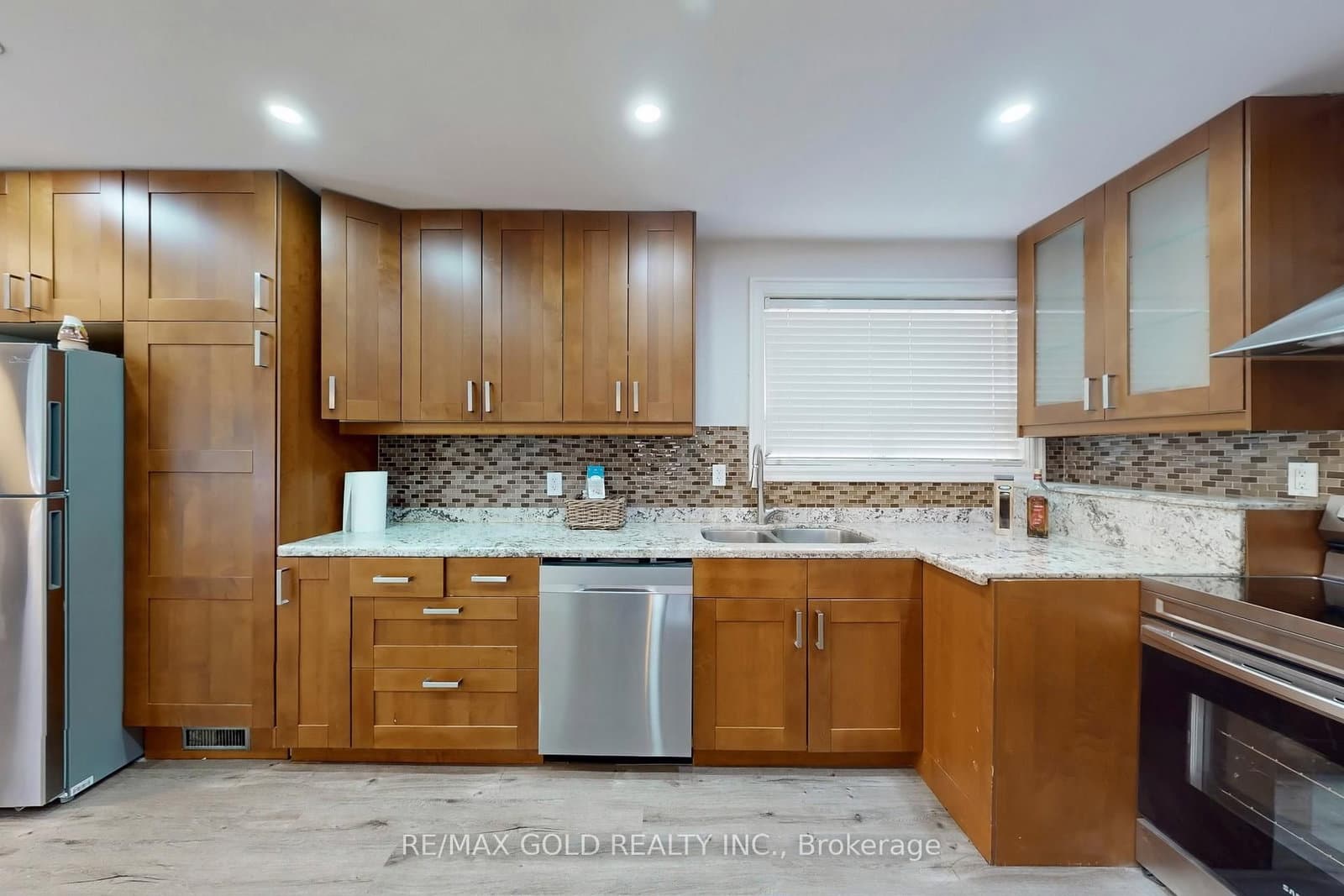 189 Kingsview Boulevard thumbnail 16