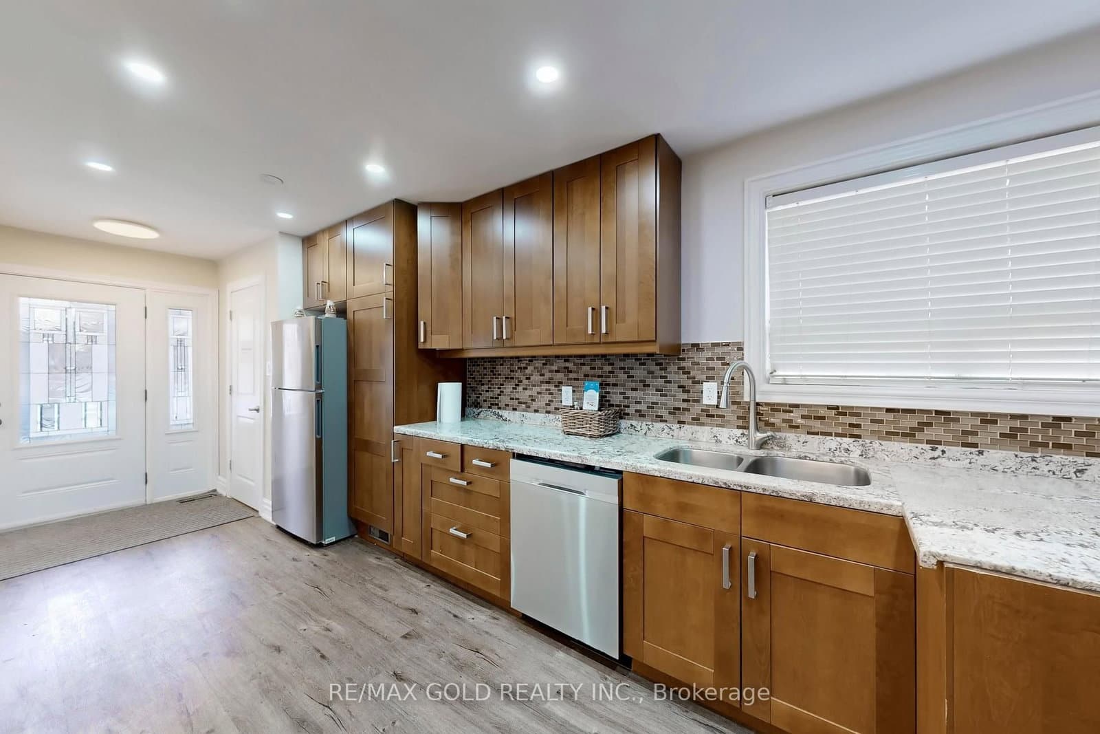 189 Kingsview Boulevard thumbnail 17