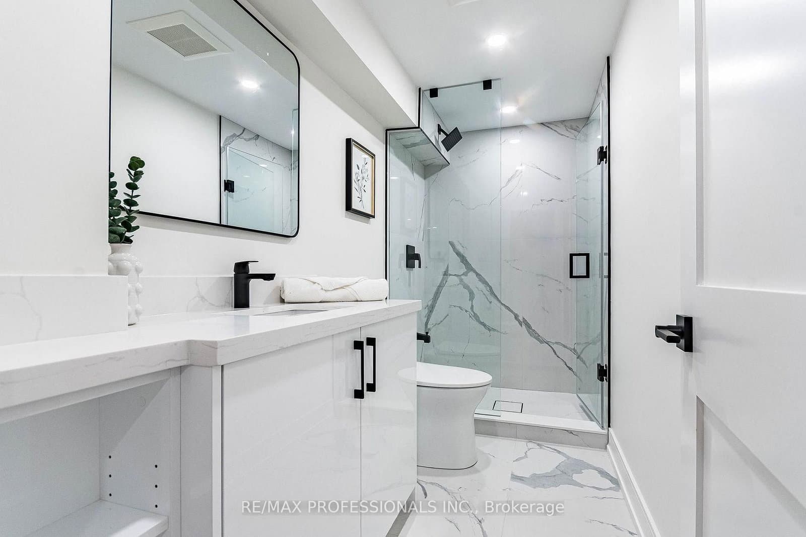 48 Lloyd Manor Road, Unit Lower thumbnail 12