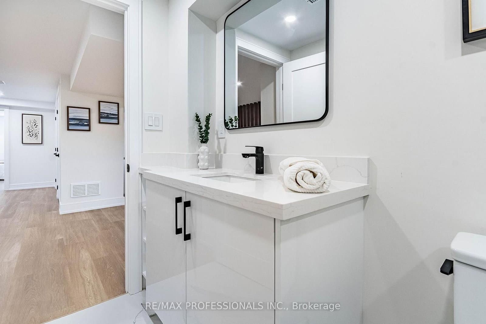 48 Lloyd Manor Road, Unit Lower thumbnail 13