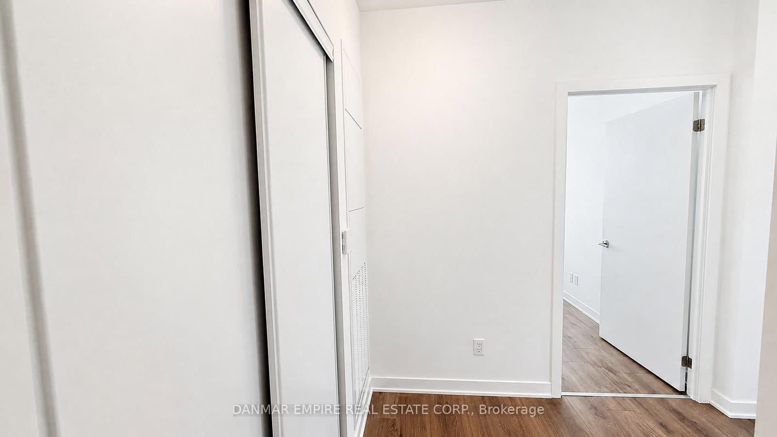 405 Dundas Street W, Unit LPH06 thumbnail 8