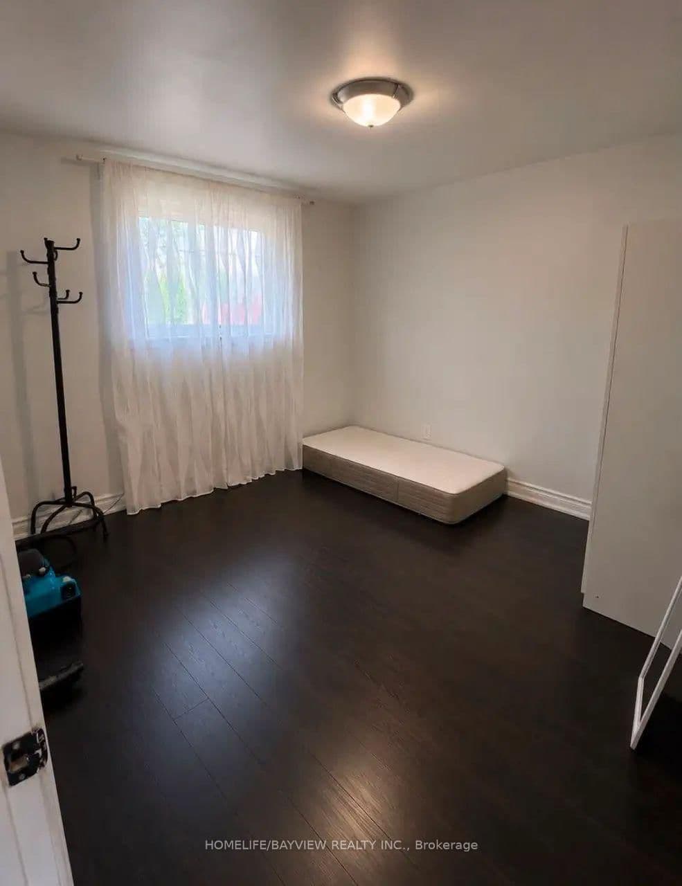 68 Broadoaks(main floor only) Drive thumbnail 9