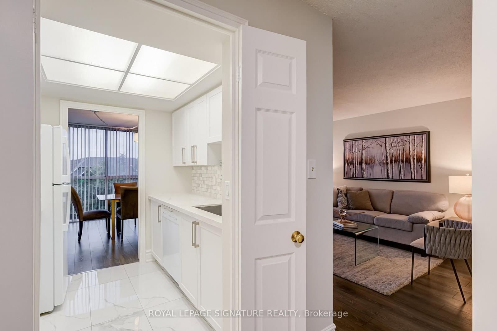 880 Dundas Street W, Unit 405 thumbnail 2