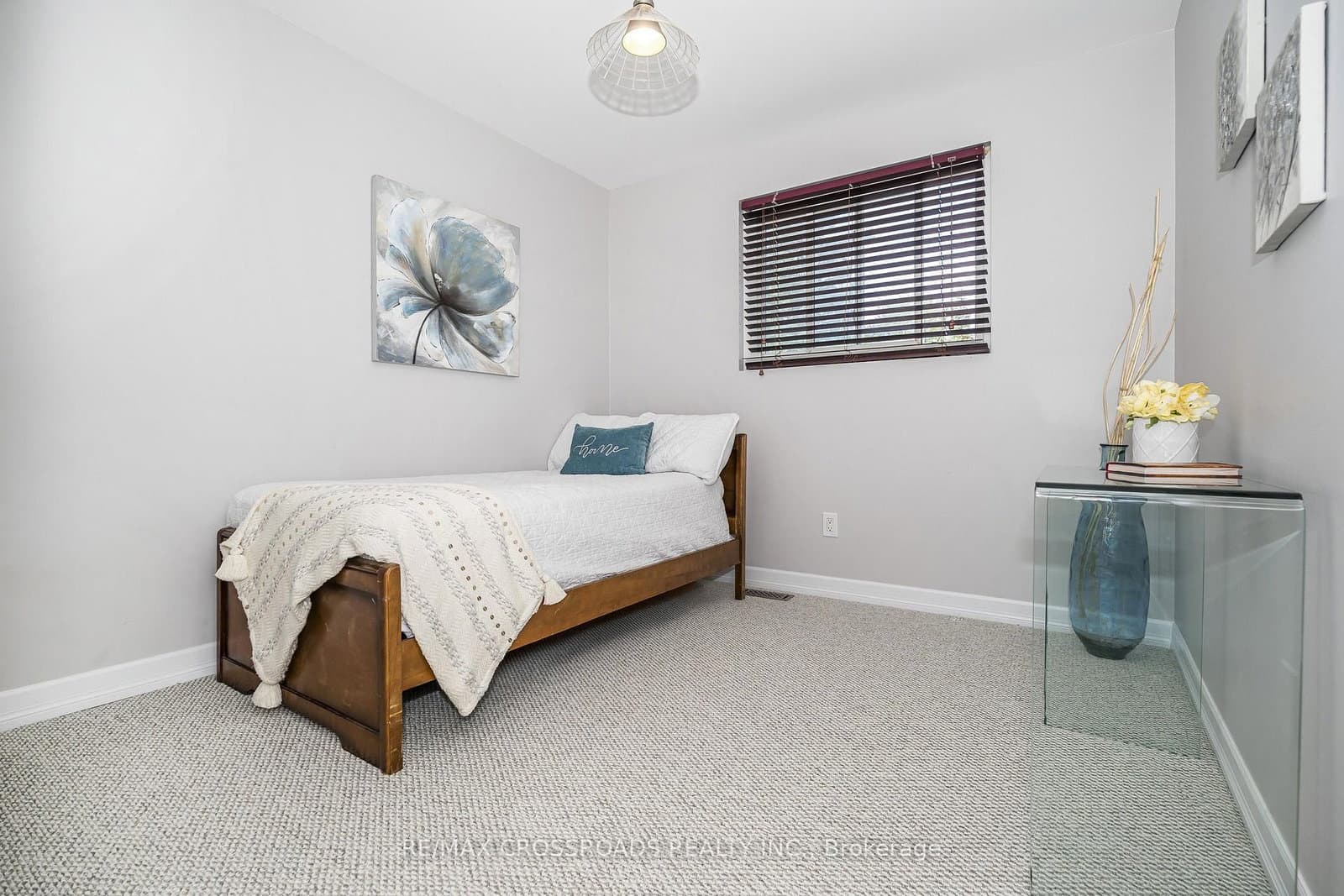 655 Dodsworth Crescent thumbnail 20