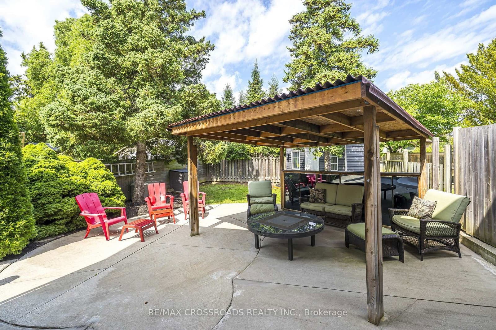 655 Dodsworth Crescent thumbnail 33