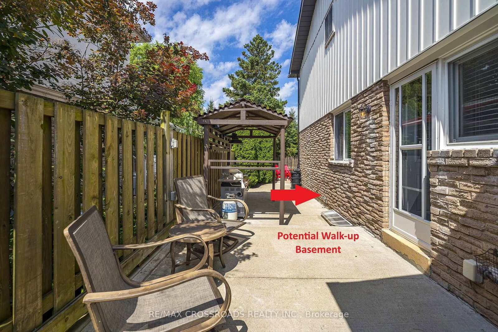 655 Dodsworth Crescent thumbnail 34