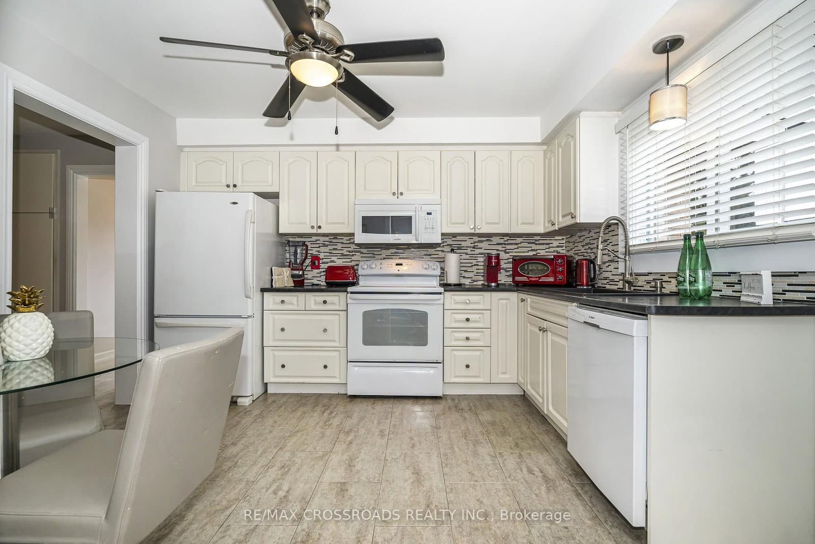 655 Dodsworth Crescent thumbnail 6