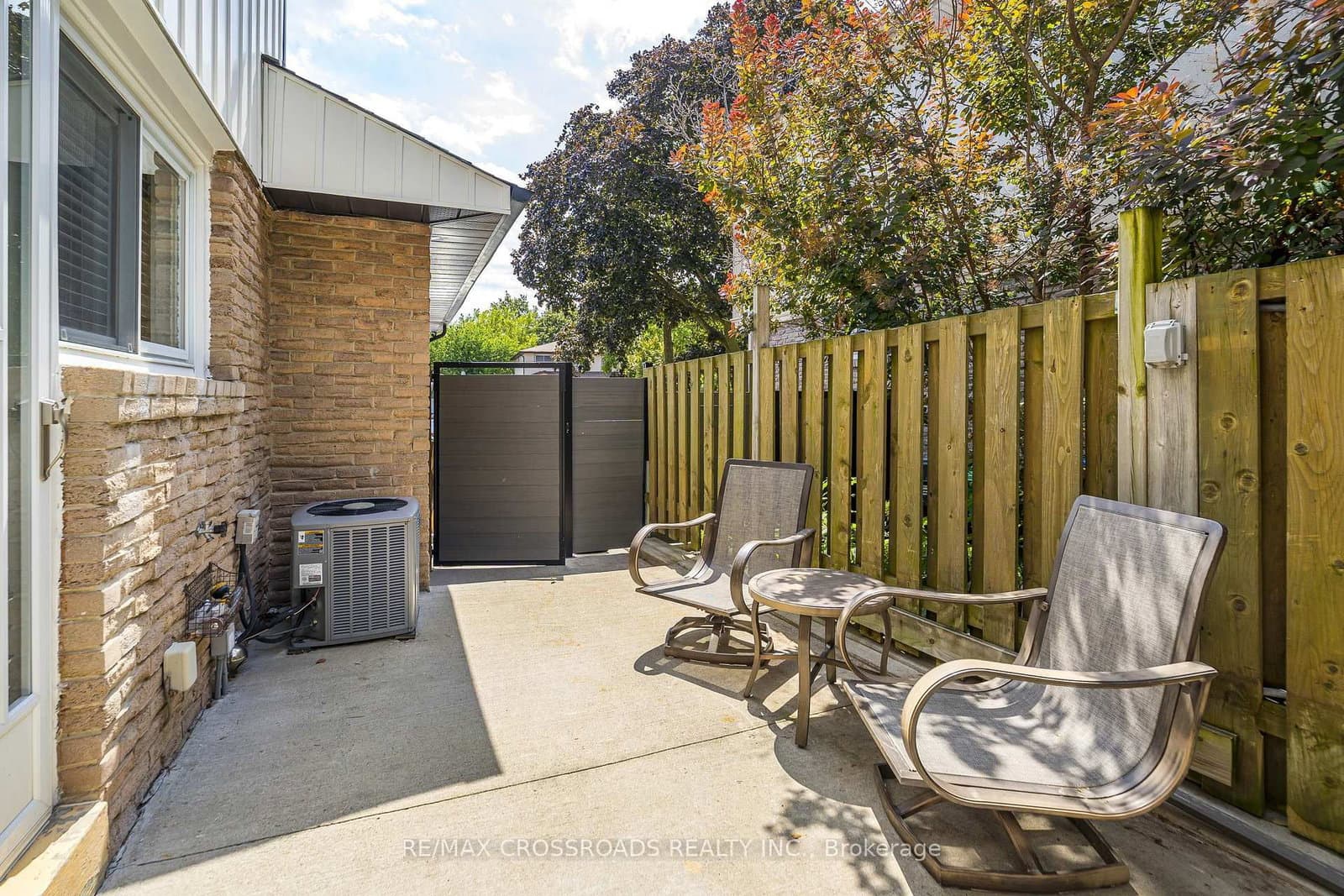 655 Dodsworth Crescent thumbnail 9