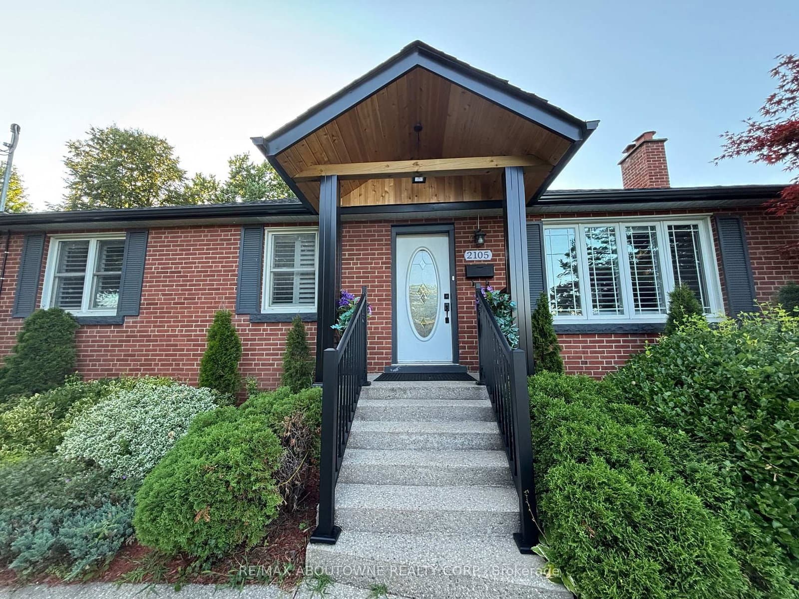 2105 Maplewood Drive thumbnail 2