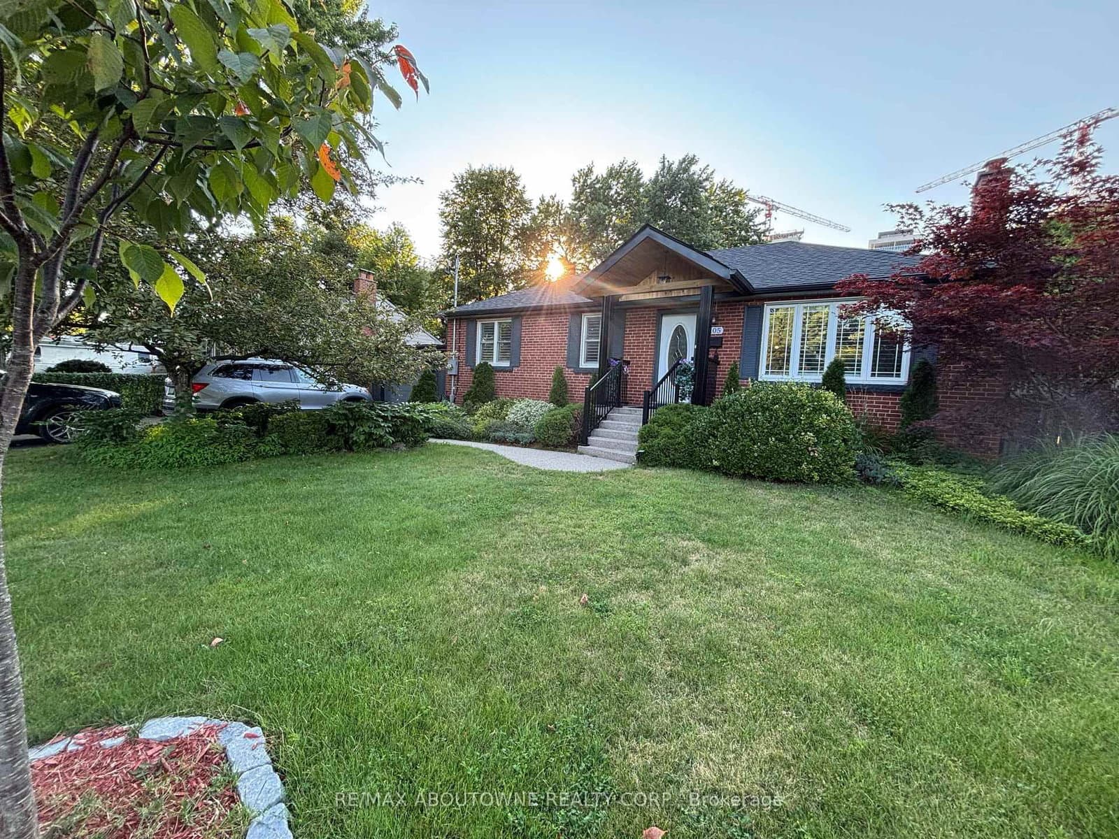 2105 Maplewood Drive thumbnail 3