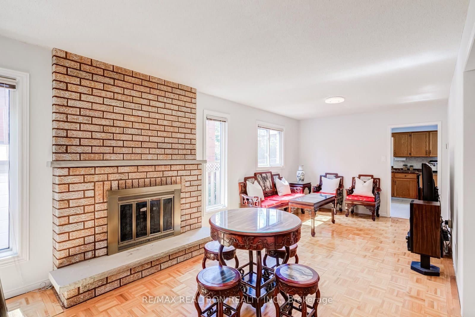4379 Radisson Crescent thumbnail 4