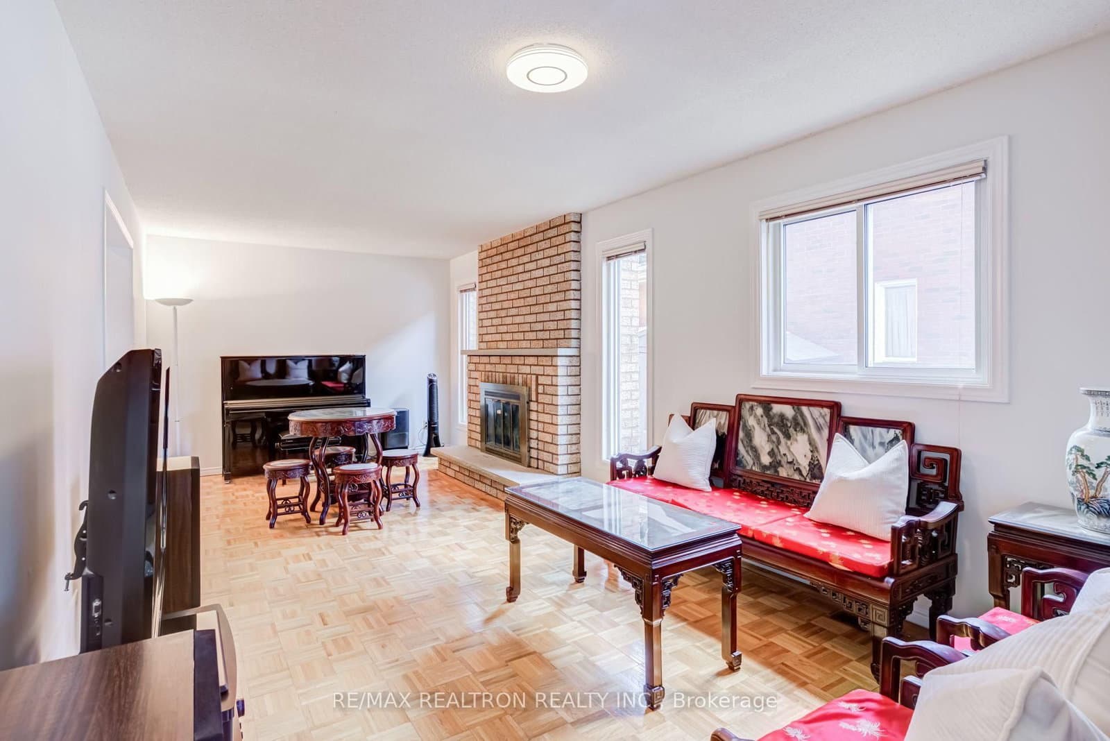 4379 Radisson Crescent thumbnail 5