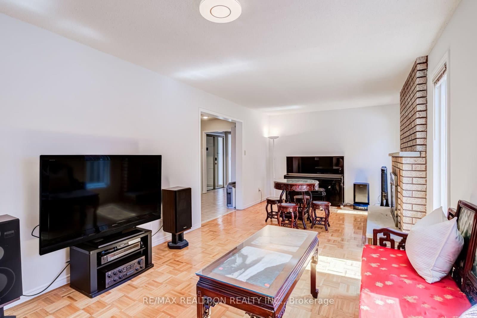 4379 Radisson Crescent thumbnail 6