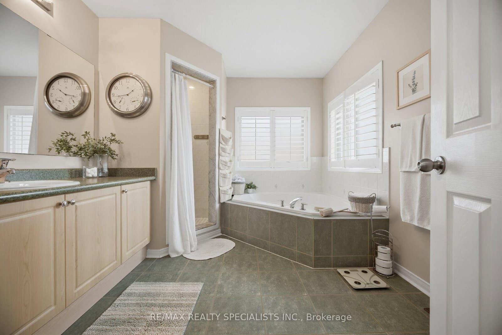 2150 Jardine Crescent thumbnail 17