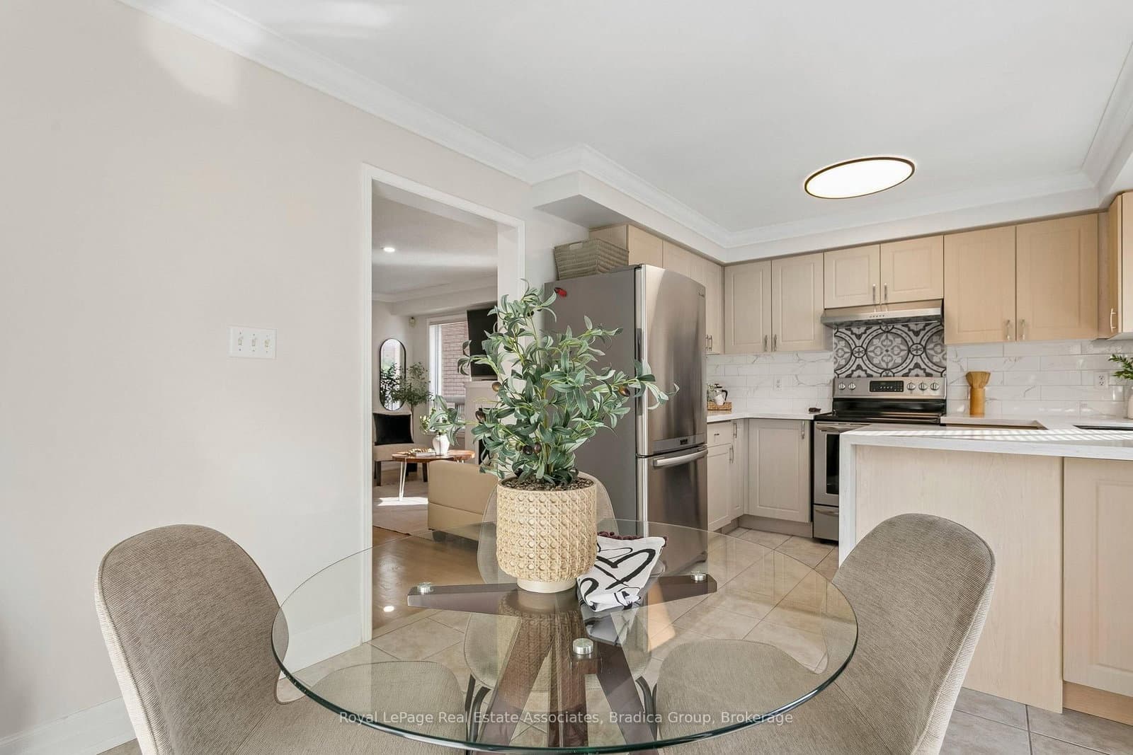 3837 Forest Bluff Crescent thumbnail 17