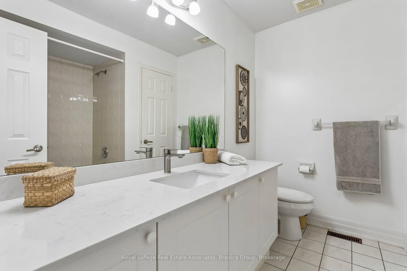 3837 Forest Bluff Crescent thumbnail 22