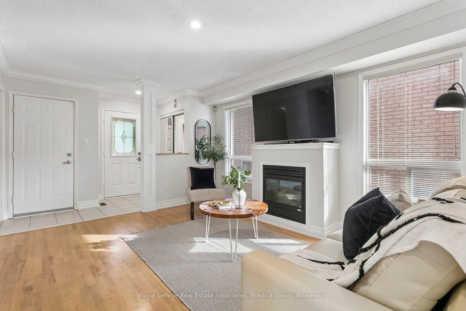 3837 Forest Bluff Crescent thumbnail 9
