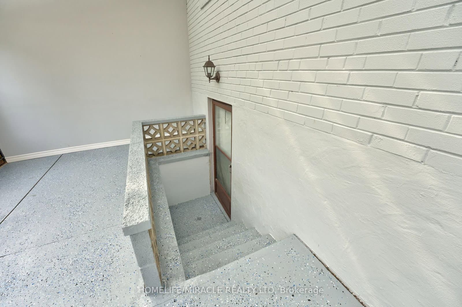 85 Silverstone Drive thumbnail 35