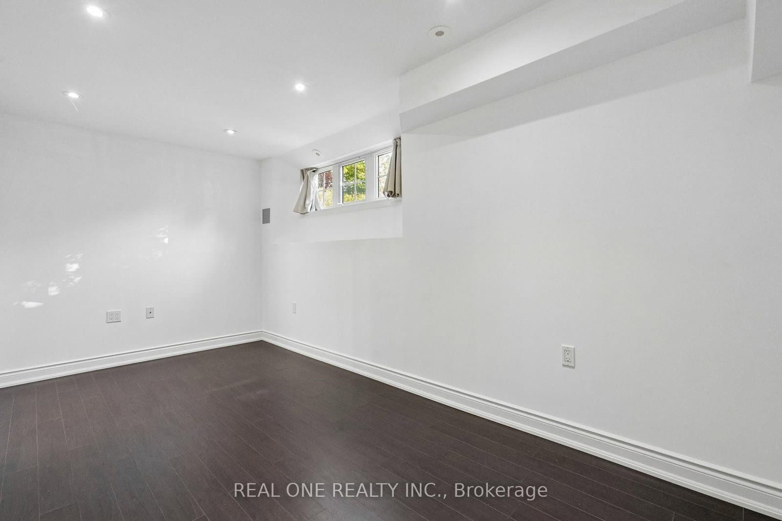 2350 Sutton Drive thumbnail 31