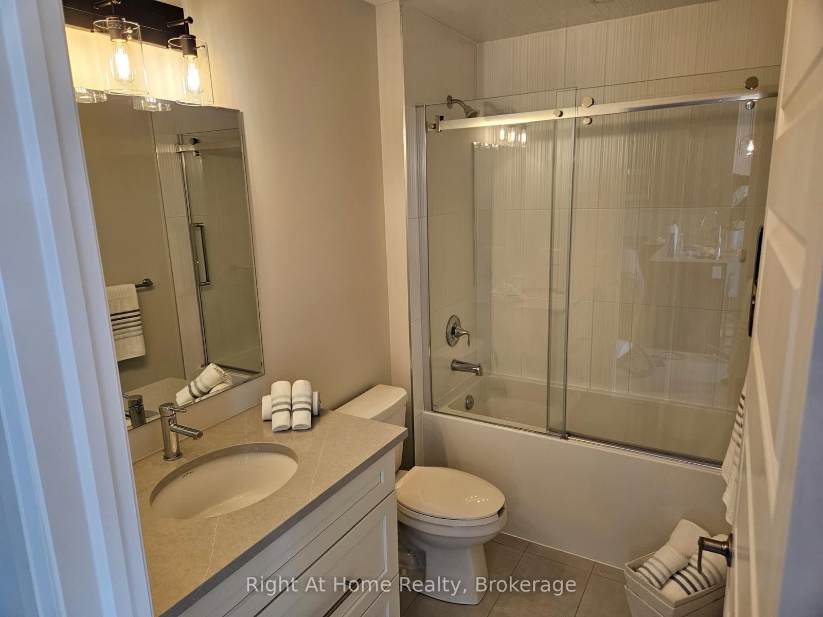 102 GROVEWOOD Common, Unit 527 thumbnail 9