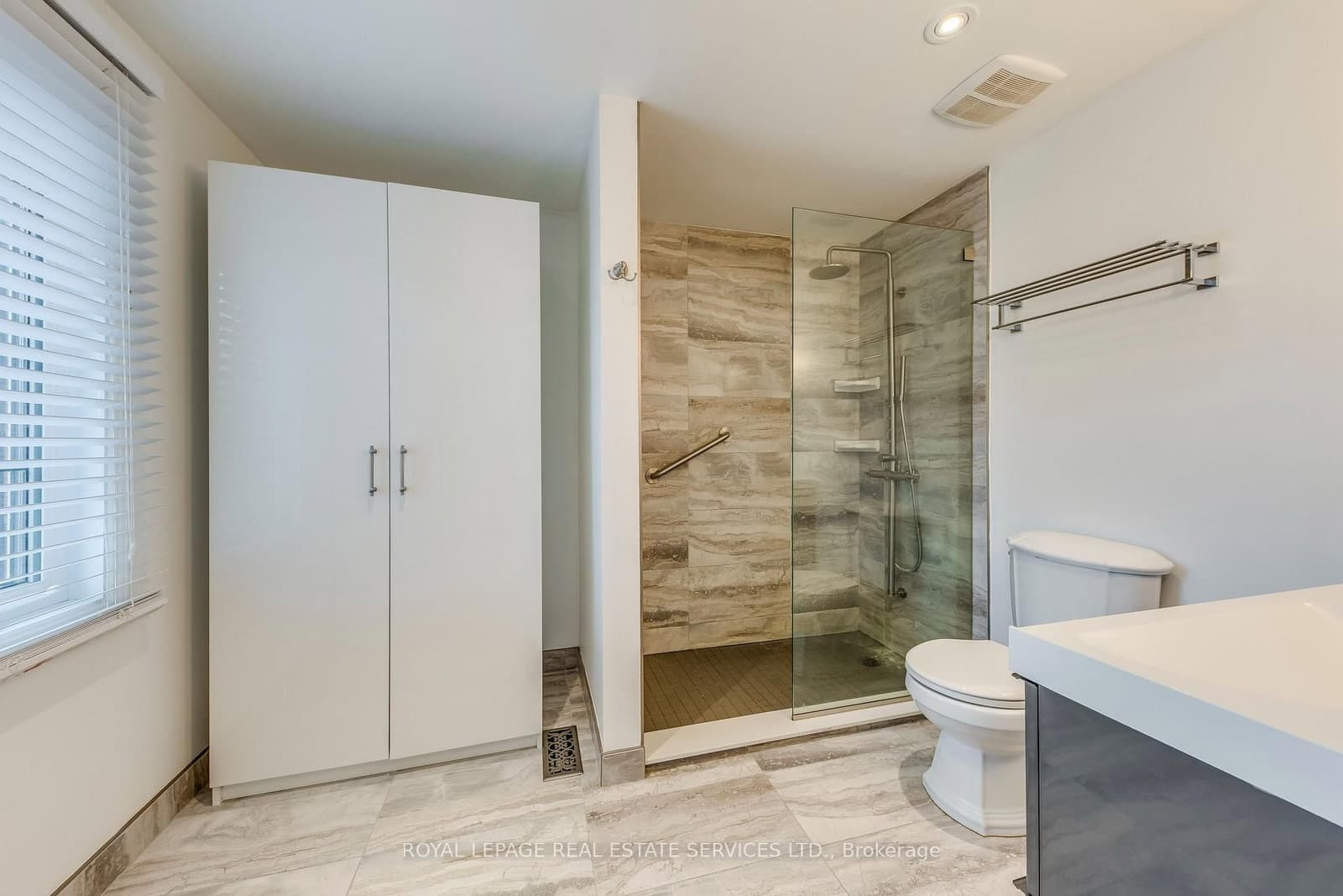 3390 Chartrand Crescent thumbnail 28
