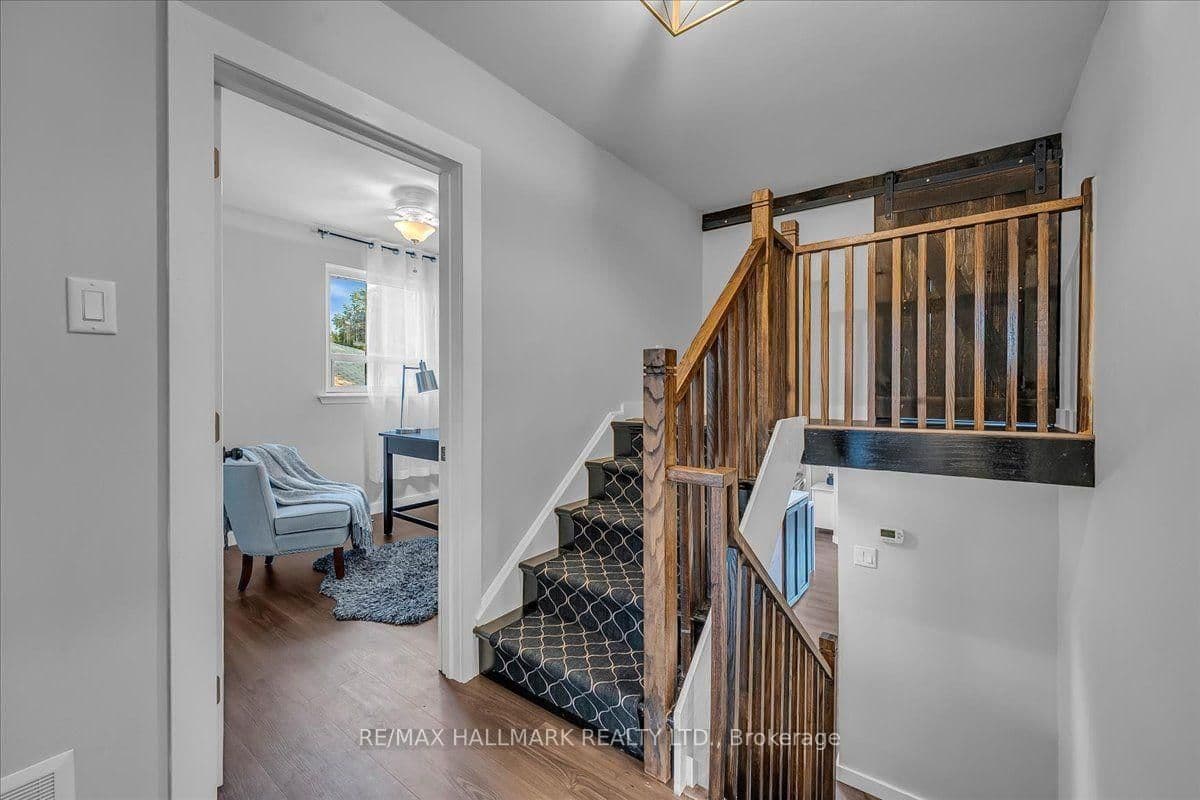 1286 Napier Crescent thumbnail 14