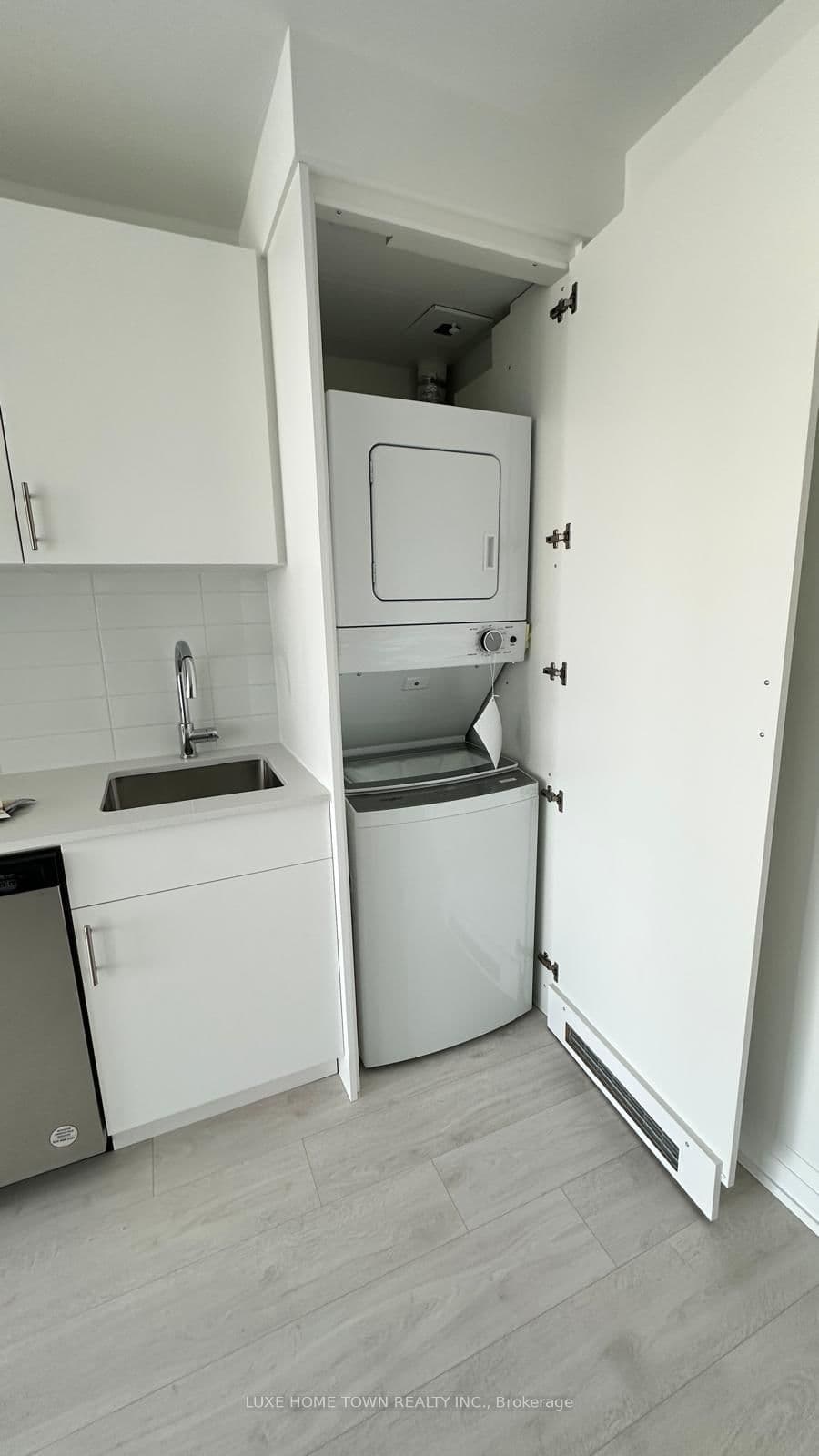 412 Silver Maple Road, Unit 402 thumbnail 13