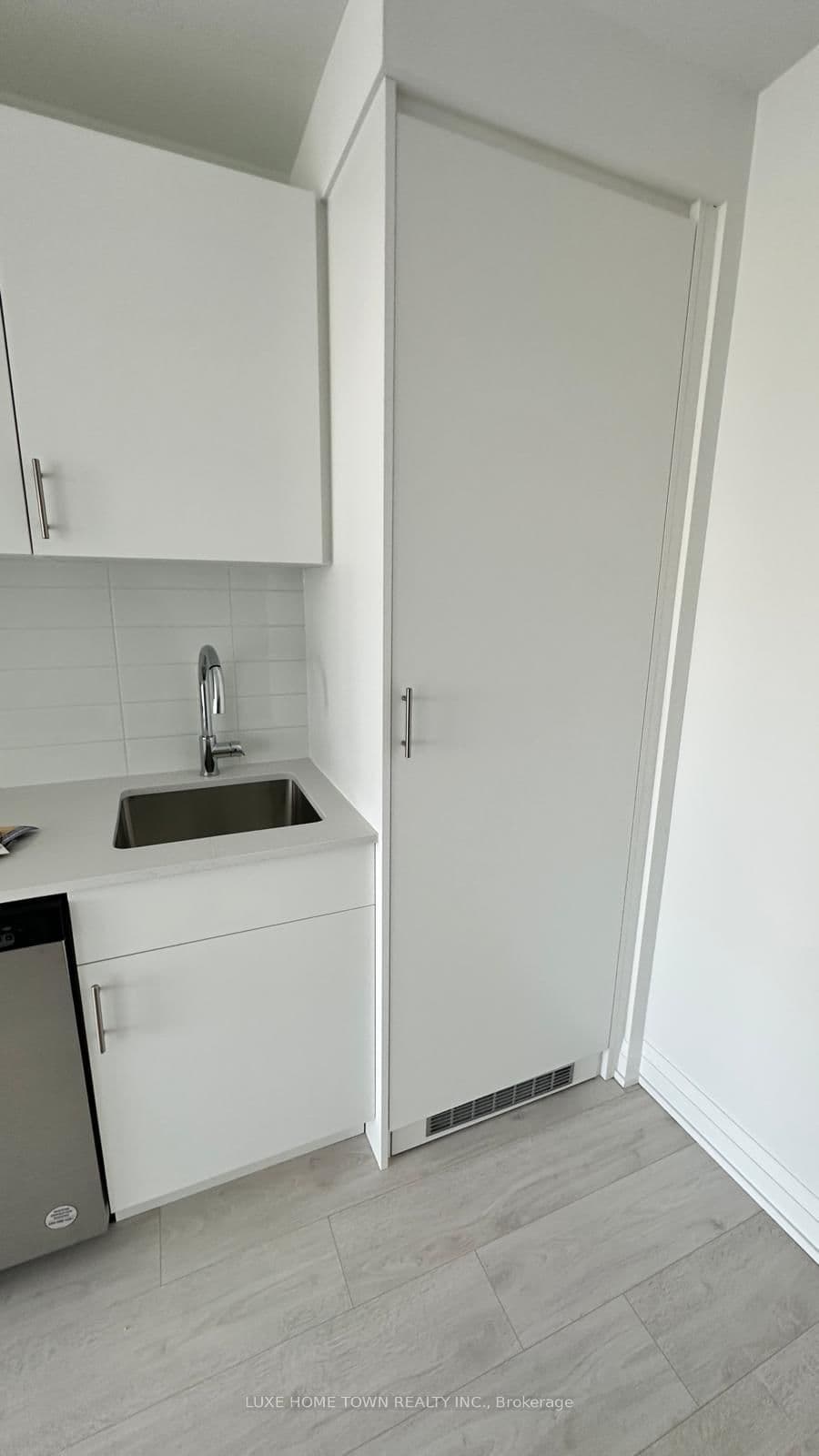 412 Silver Maple Road, Unit 402 thumbnail 15