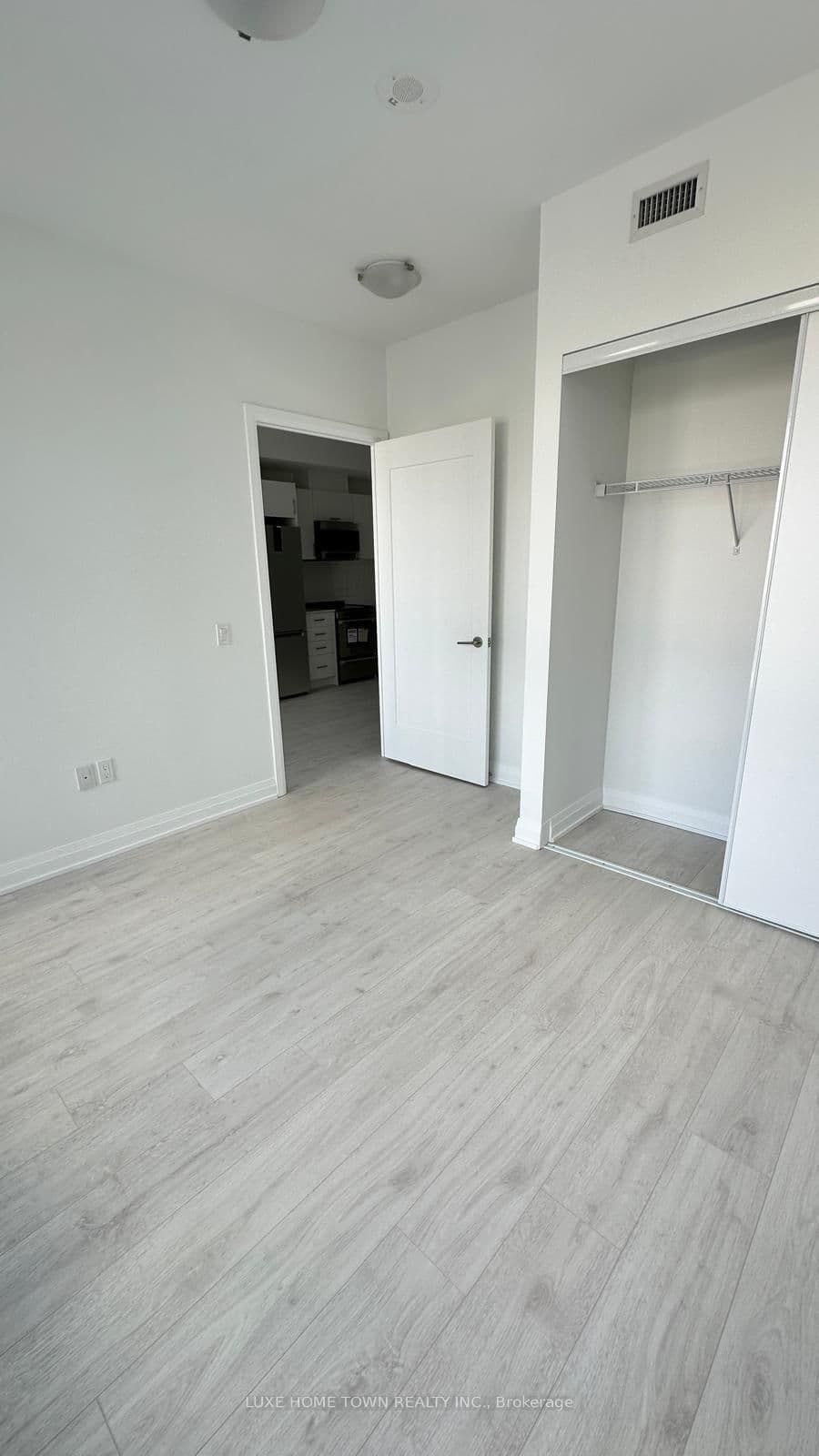 412 Silver Maple Road, Unit 402 thumbnail 31