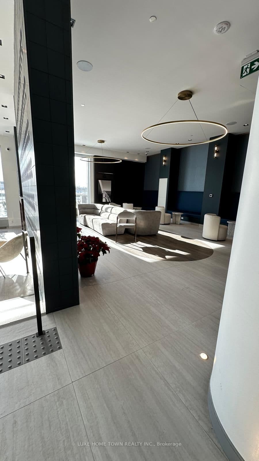 412 Silver Maple Road, Unit 402 thumbnail 4