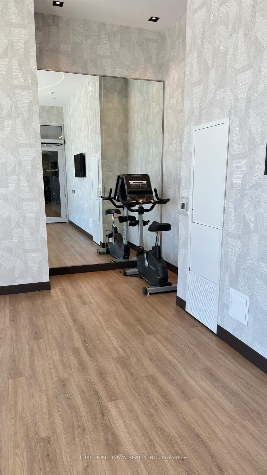 412 Silver Maple Road, Unit 402 thumbnail 9