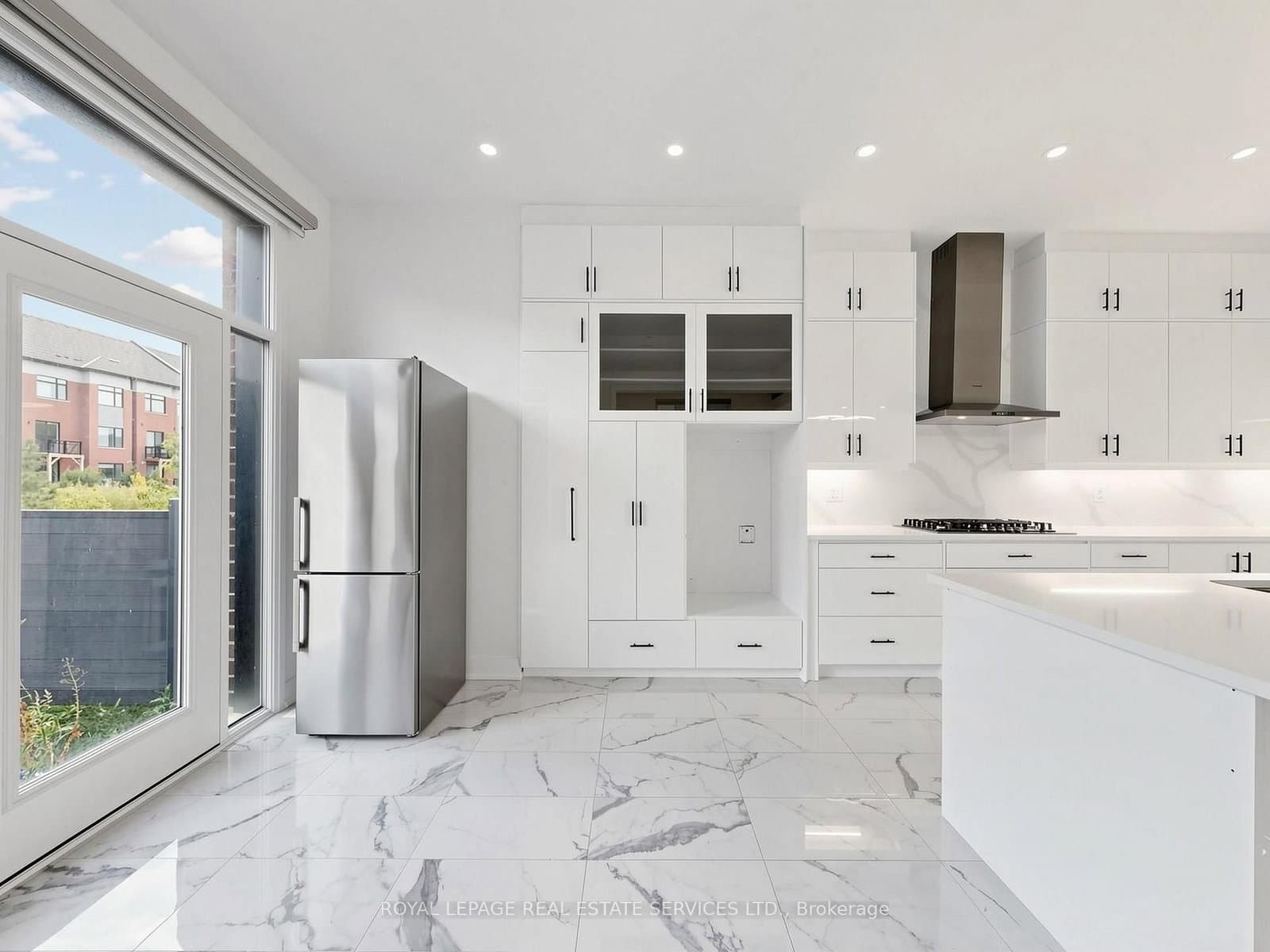 1340 Aymond Crescent thumbnail 20
