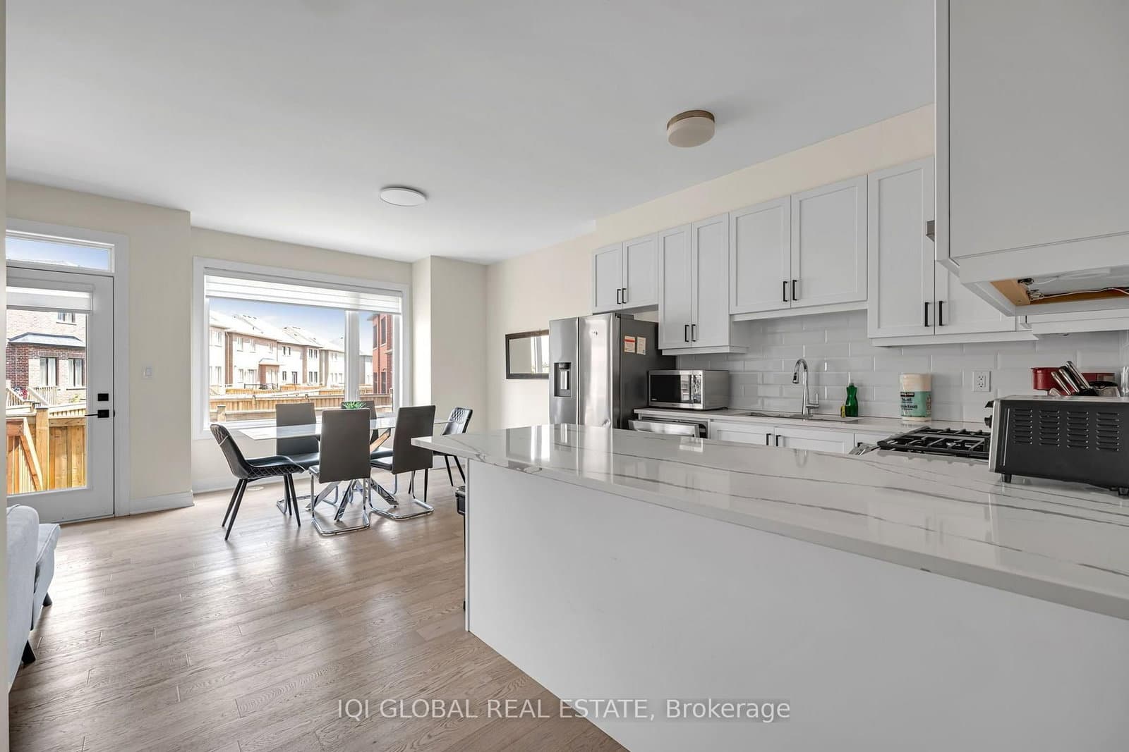 66 Settlers Road E thumbnail 3