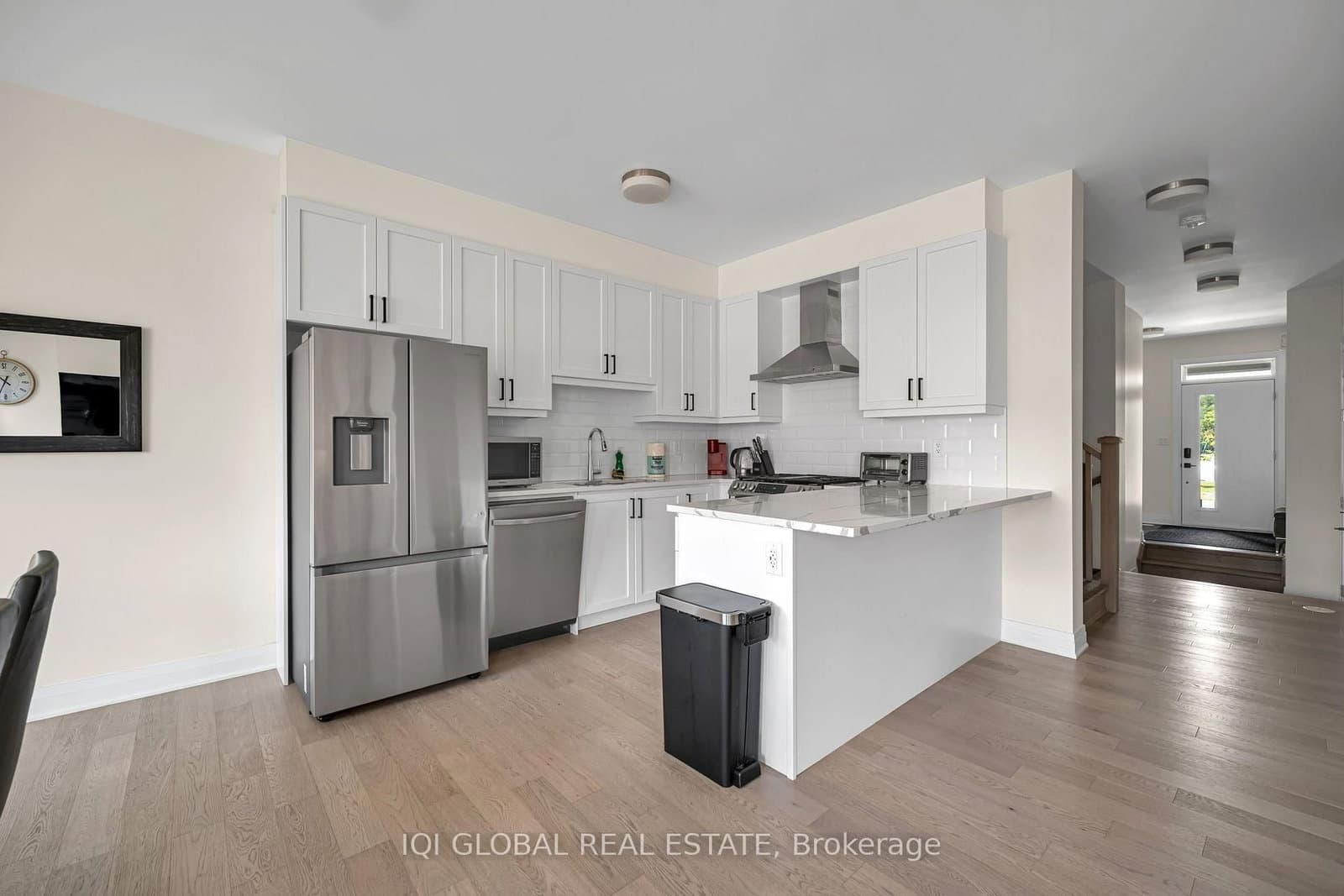 66 Settlers Road E thumbnail 4