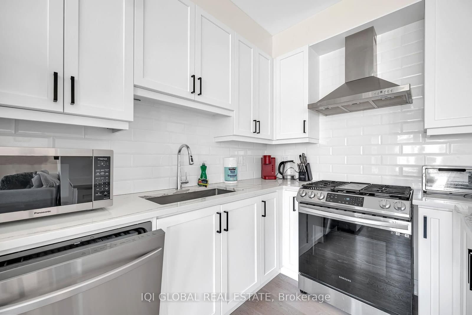 66 Settlers Road E thumbnail 5