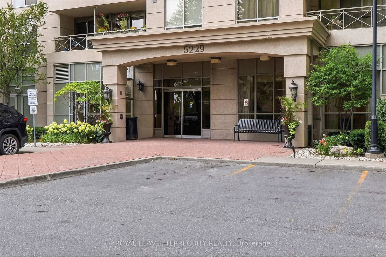 5229 Dundas Street W, Unit 405 thumbnail 2