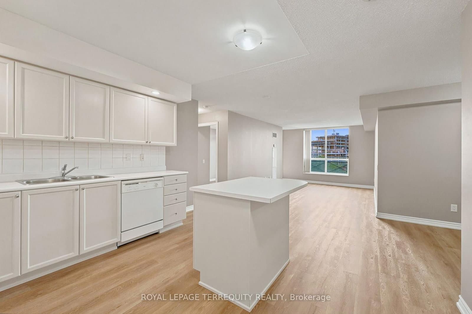 5229 Dundas Street W, Unit 405 thumbnail 6